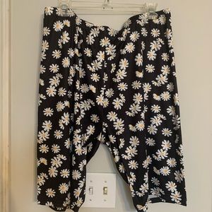 Shein Curve Plus Size Daisy Jogger Shorts